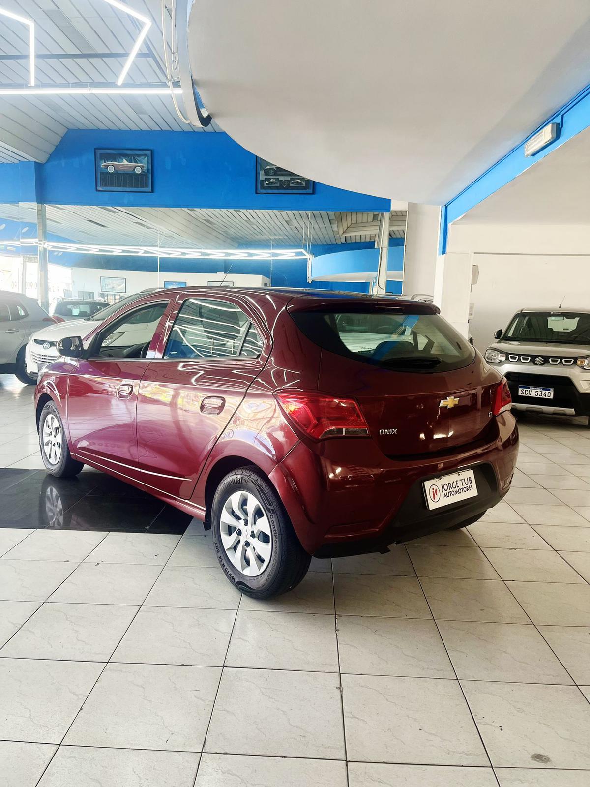 
								Chevrolet onix LT full									