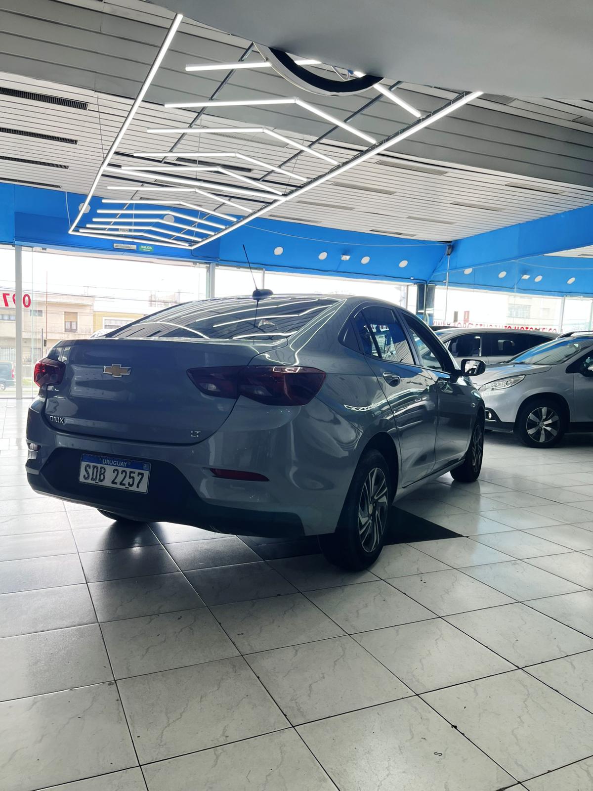 
								Chevrolet onix Lt full									