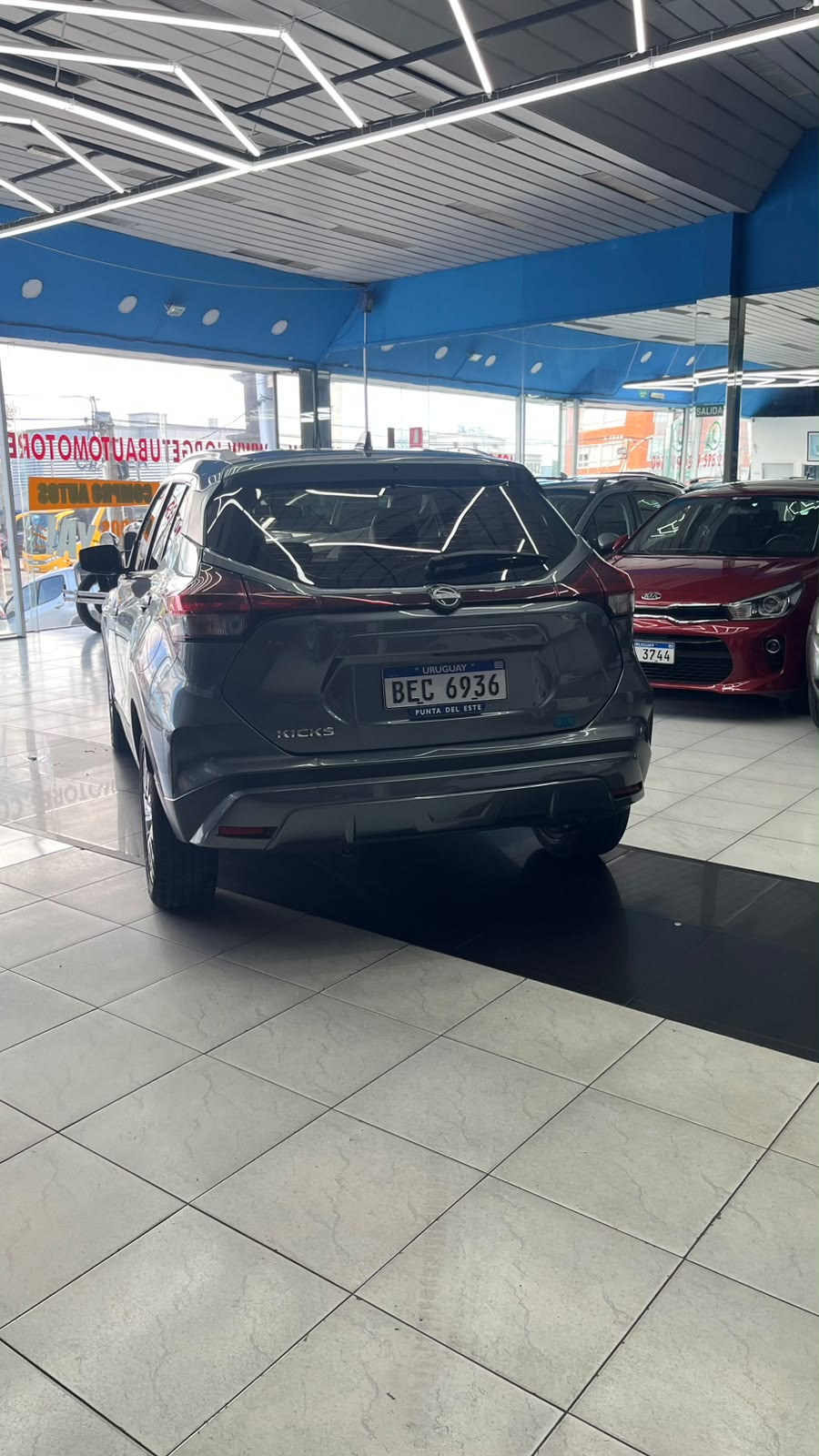 
								Nissan Kicks full									