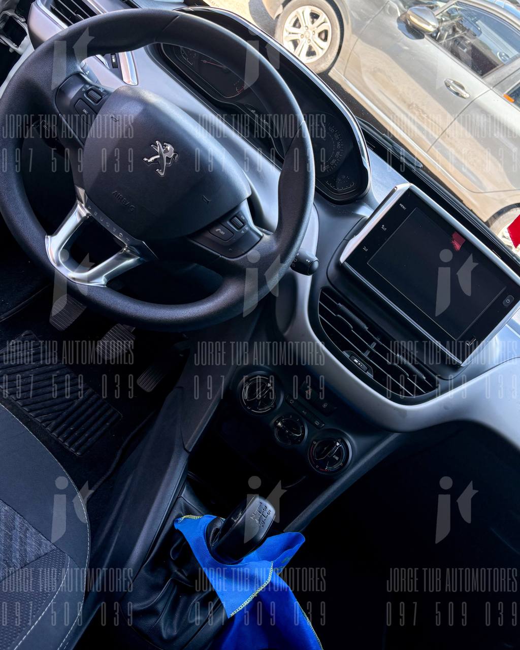 
								PEUGEOT 208 full									