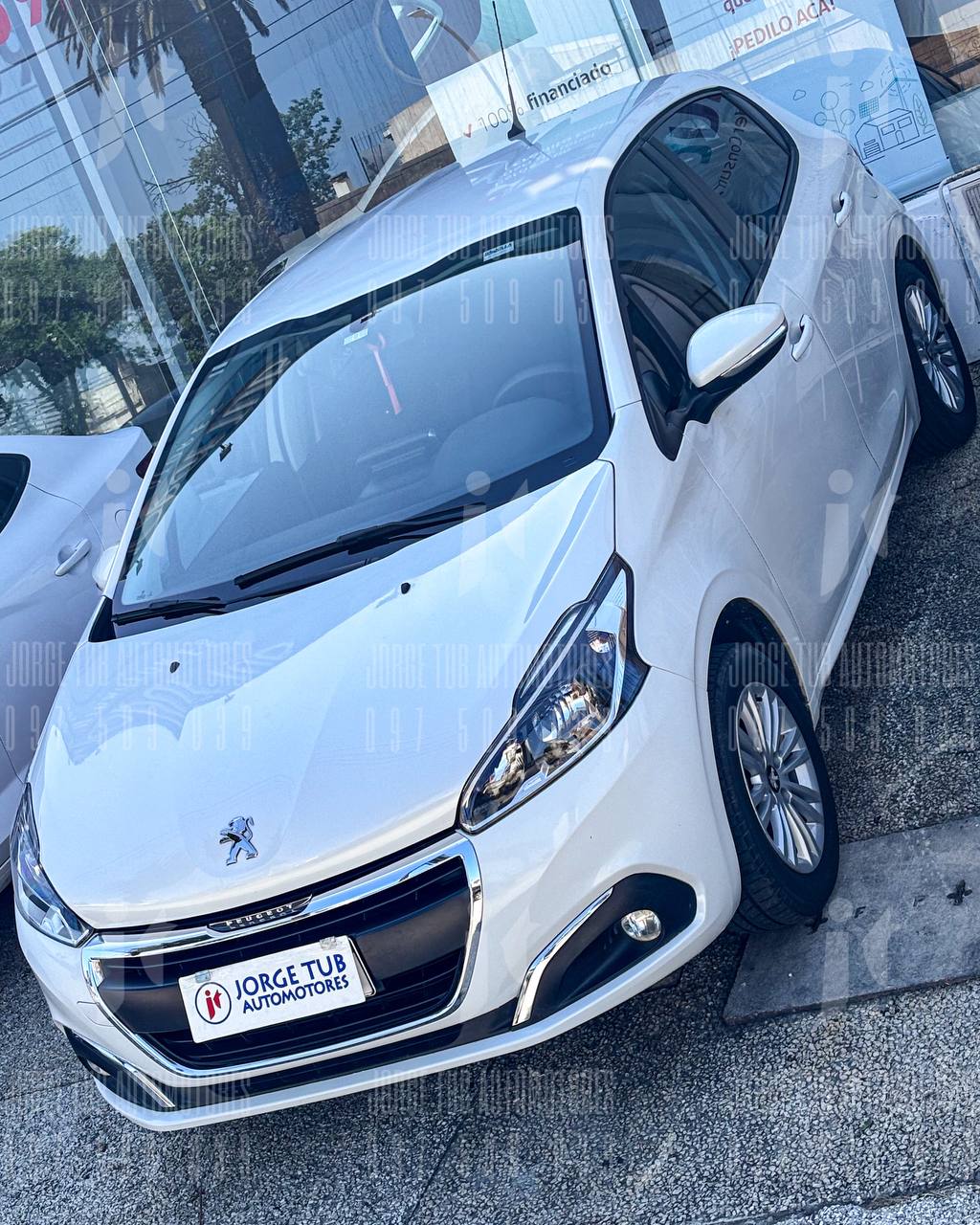 
								PEUGEOT 208 full									