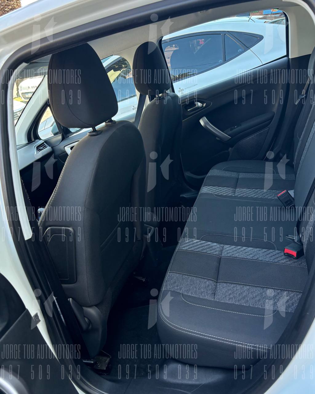 
								PEUGEOT 208 full									