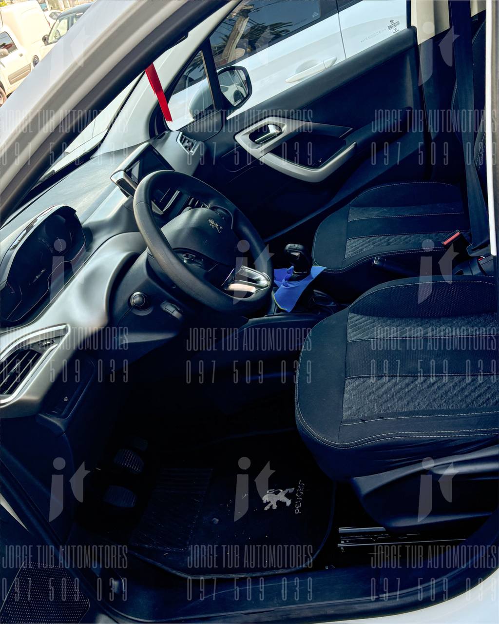 
								PEUGEOT 208 full									